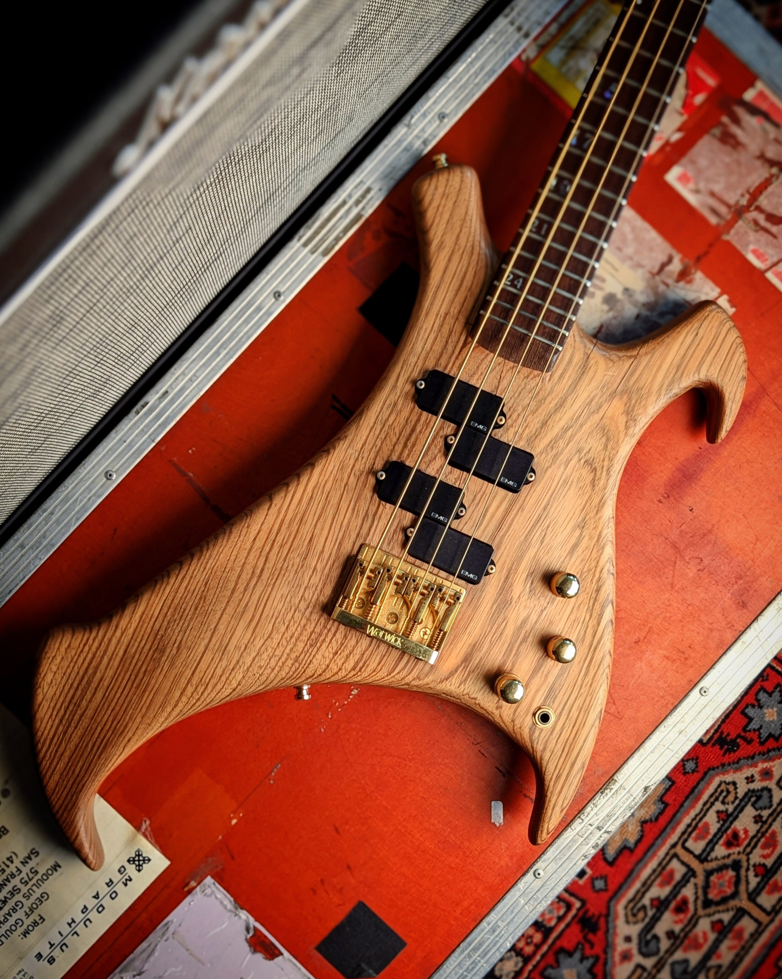 Un basso per due: John Deacon e John Entwistle legati al prototipo #005 del Warwick Buzzard