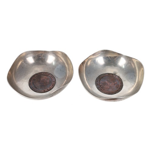 506 - Pair of small silver dishes with wavy rims, maker Munsey & Co Ltd, Birmingham 1912, inset with 1... 