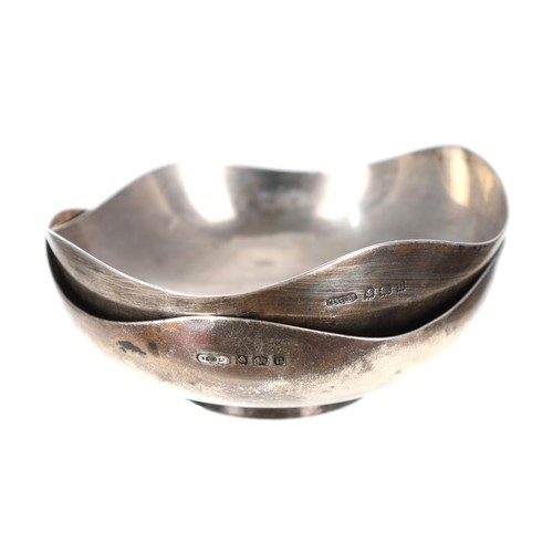 506 - Pair of small silver dishes with wavy rims, maker Munsey & Co Ltd, Birmingham 1912, inset with 1... 