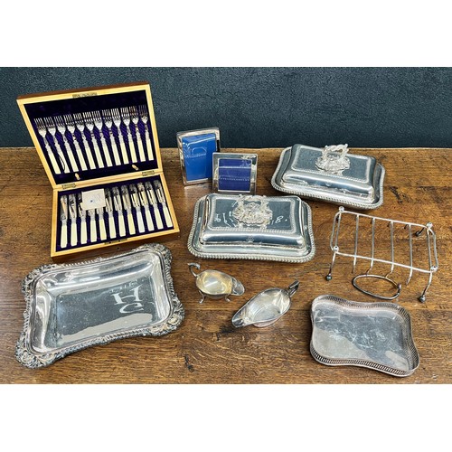 479 - Mixed lot of electroplate, including entrée dishes and covers and photograph frames
