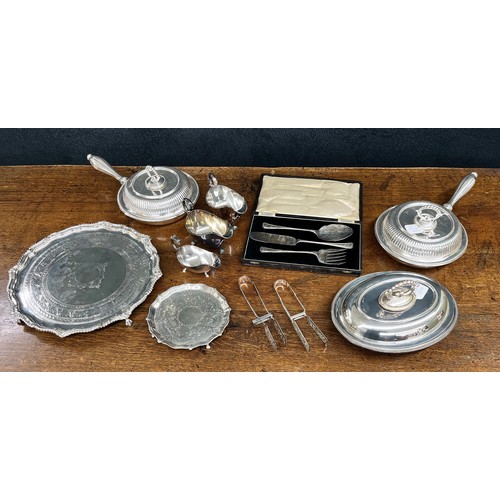 477 - Collection of silver plated wares, comprising a salver with engraved decoration, three sauceboats, a... 