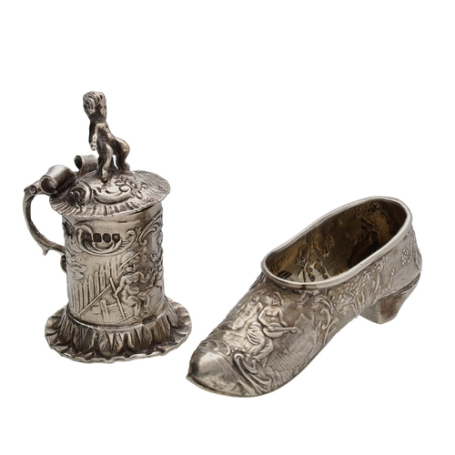 471 - Dutch novelty miniature silver tankard with hinged cover, decorated with putti and with a figural fi... 