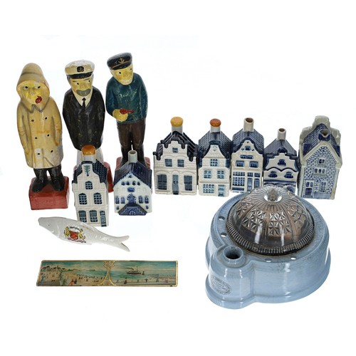 128 - Doulton Burslem Patent Isobath Inkstand, with moulded glass cover and pale blue ceramic base, 6.5