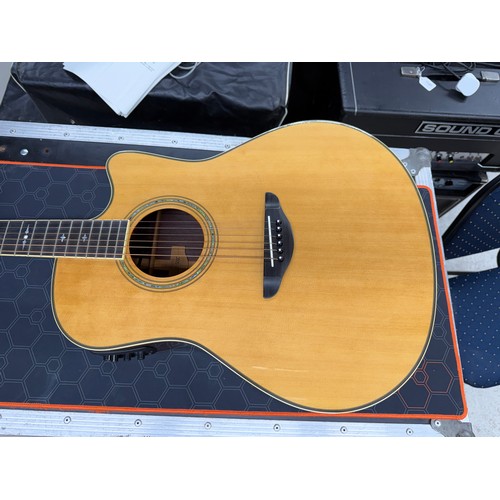 16 - 2003 Yamaha LLX-500C electro-acoustic guitar, made in Japan; Back and sides: rosewood; Top: natural ... 