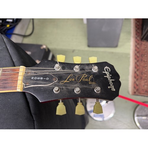 870 - 2001 Epiphone Les Paul Standard electric guitar, made in Korea; Finish: Sunburst, heavily scratched ... 