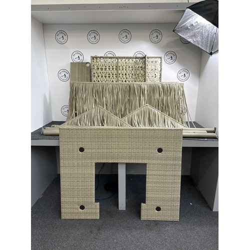 138 - Tiki bar dismantled no screws