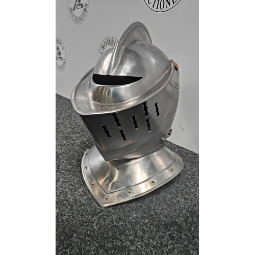 107 - Medieval Closed European Style Knights Helmet For Display Or Reenactment