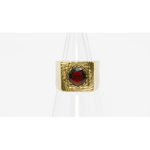 4 - 9g 9ct Gold Gents Garnet Signet Ring size P