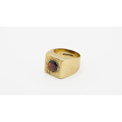 4 - 9g 9ct Gold Gents Garnet Signet Ring size P
