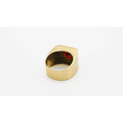 4 - 9g 9ct Gold Gents Garnet Signet Ring size P