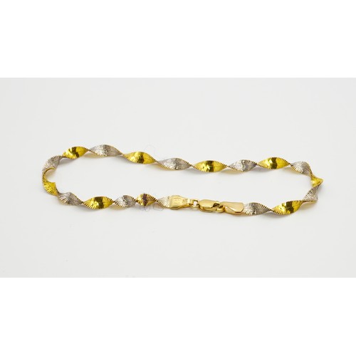 19 - 2.14g 9ct Gold Bracelet