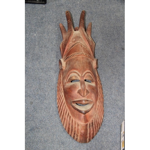 2009 - Oceanic: a large 20th century tribal mask, 84cm high.