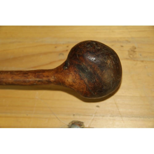 2046 - African: a small knobkerrie, 39cm long.