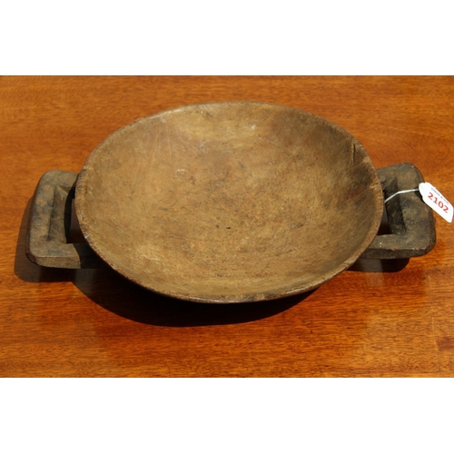 2102 - African: an Zulu twin handled wooden bowl.