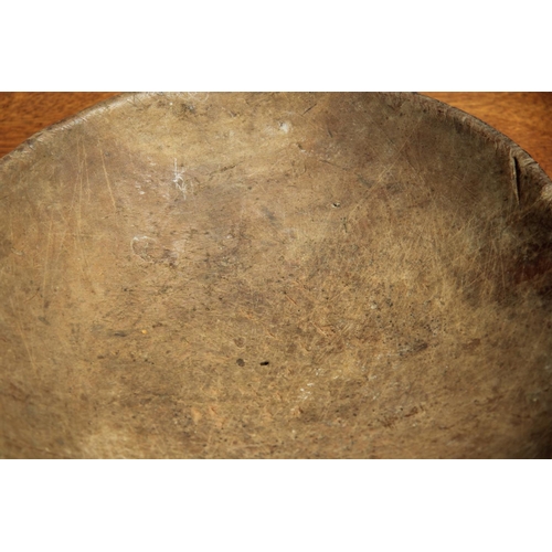 2102 - African: an Zulu twin handled wooden bowl.