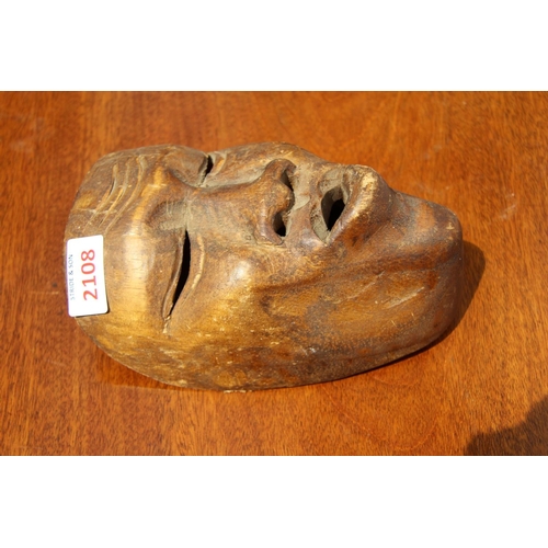 2108 - An Inuit carved wood burial mask, 21 x 14cm.