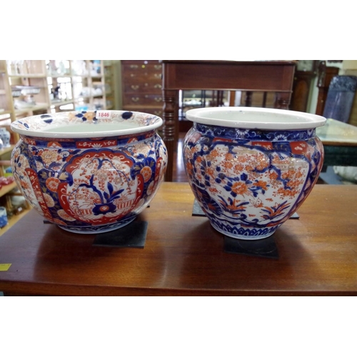 1846 - A Japanese Imari jardiniere, 27cm diameter; together with another similar smaller example.