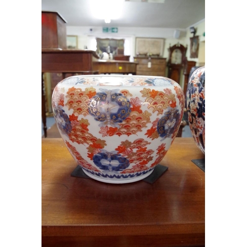 1847 - A Japanese Imari jardiniere, 28.5cm diameter.