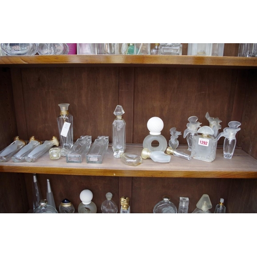 1292 - A large quantity of perfume and scent bottles, to include examples by Lalique, Gucci, Givenchy,... 