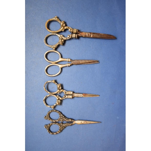 51 - A quantity of silver and other metal items, to include cased knives; scissors etc.... 