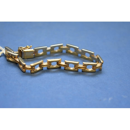 96 - A 9ct gold square link bracelet, 18cm, 13.5g.