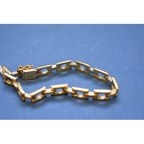 96 - A 9ct gold square link bracelet, 18cm, 13.5g.