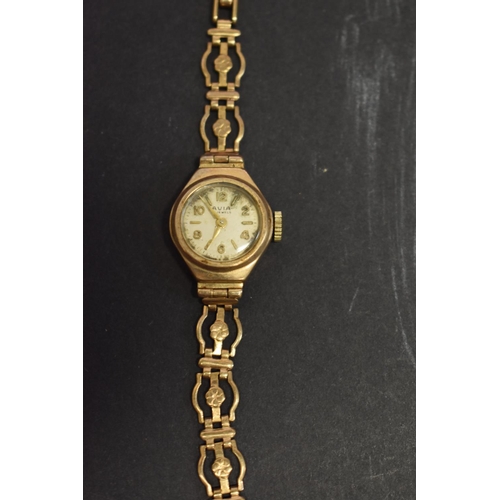 129 - An Accurist 9ct gold ladies wristwatch, 11g total weight.