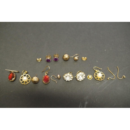 162 - A small parcel of gold and other earrings.