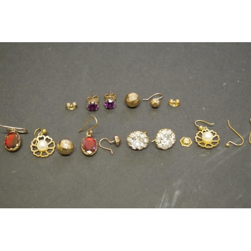 162 - A small parcel of gold and other earrings.