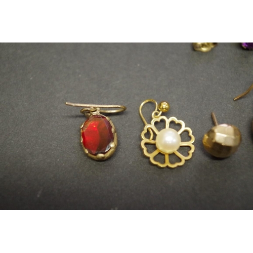 162 - A small parcel of gold and other earrings.