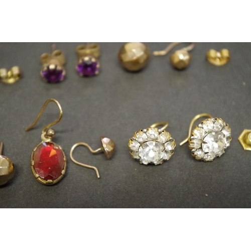 162 - A small parcel of gold and other earrings.