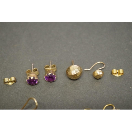 162 - A small parcel of gold and other earrings.