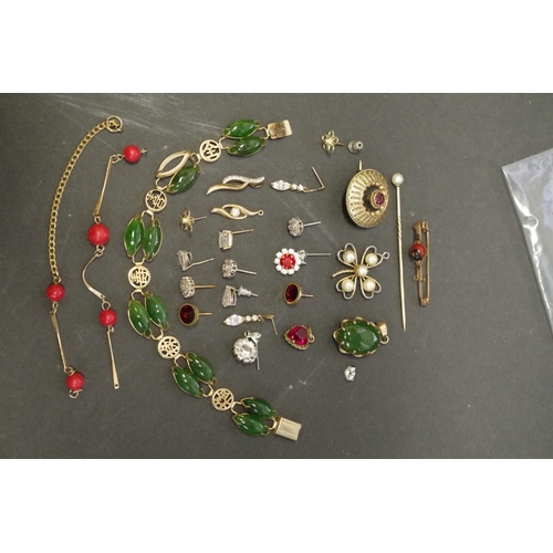 167 - A selection of gold and other jewellery, to include; a 9ct gold and jade pendant; a pearl stick pin;... 