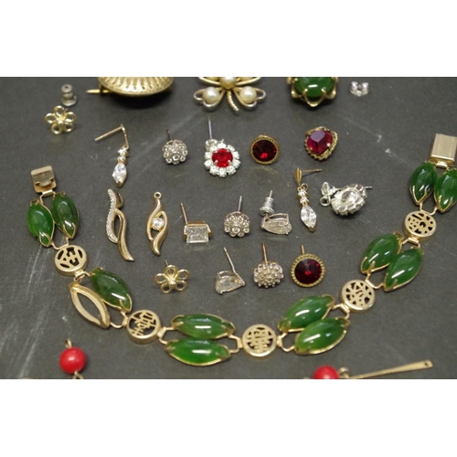 167 - A selection of gold and other jewellery, to include; a 9ct gold and jade pendant; a pearl stick pin;... 