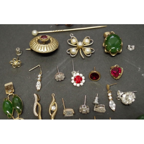 167 - A selection of gold and other jewellery, to include; a 9ct gold and jade pendant; a pearl stick pin;... 