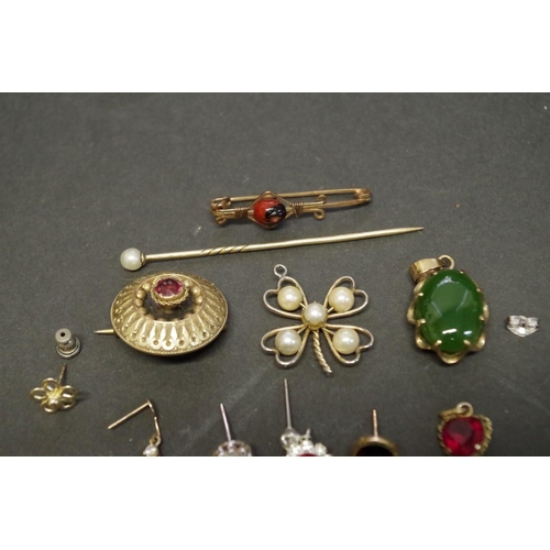 167 - A selection of gold and other jewellery, to include; a 9ct gold and jade pendant; a pearl stick pin;... 