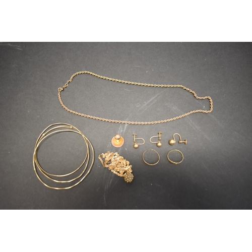 175 - A small parcel of 9ct gold jewellery, to include bangles; rings; and necklaces etc, 15.6g... 