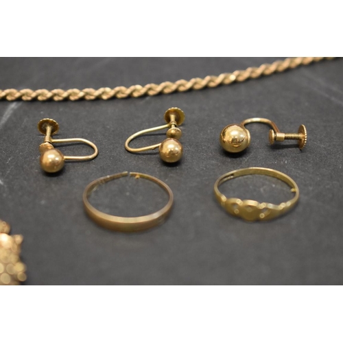 175 - A small parcel of 9ct gold jewellery, to include bangles; rings; and necklaces etc, 15.6g... 