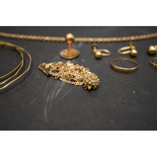 175 - A small parcel of 9ct gold jewellery, to include bangles; rings; and necklaces etc, 15.6g... 