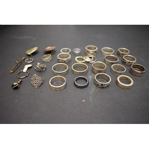 199 - A quantity of silver and other jewellery, comprising mainly rings.