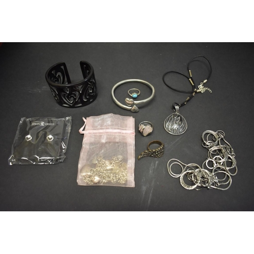 206 - A small quantity of modern silver and other jewellery.