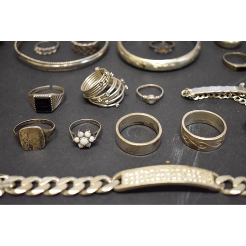 207 - A quantity of various silver fashion jewellery items, 421g total weight.