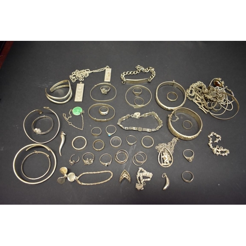 209 - A mixed bag of modern silver jewellery, 431g total weight.