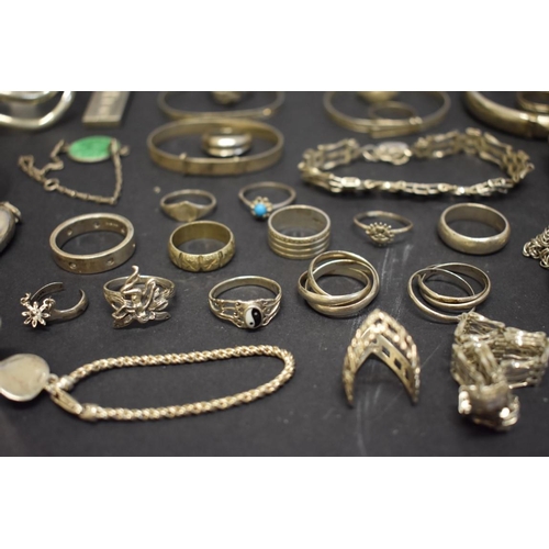 209 - A mixed bag of modern silver jewellery, 431g total weight.