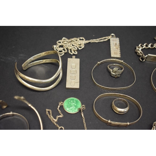 209 - A mixed bag of modern silver jewellery, 431g total weight.