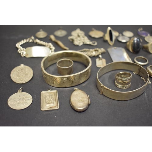 212 - A quantity of silver and other jewellery, to include bangles; rings; and pendants, 430g total weight... 