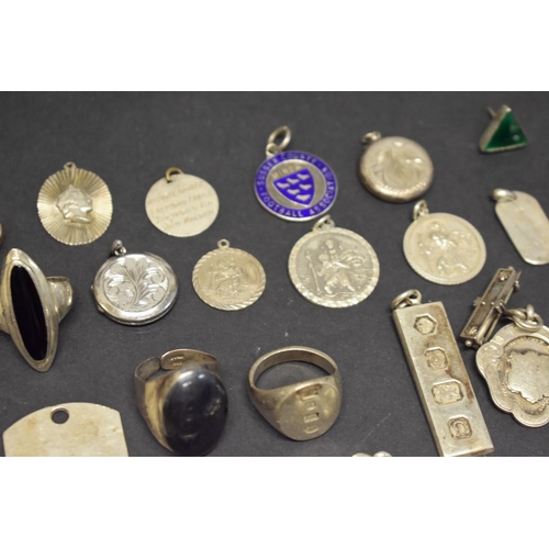 212 - A quantity of silver and other jewellery, to include bangles; rings; and pendants, 430g total weight... 