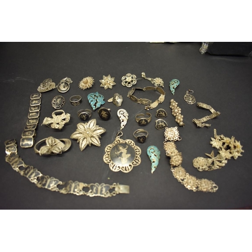 213 - A quantity of silver and unmarked white metal filigree and niello jewellery, 206g