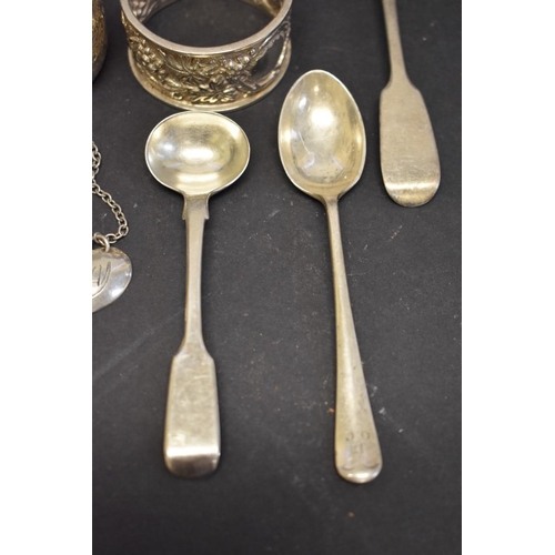 88 - A quantity of small silver items, to include; napkin rings etc, 228g weighable.... 