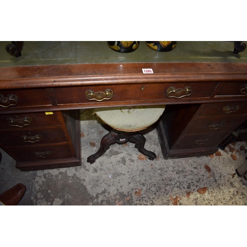 1285 - A circa 1900 mahogany pedestal desk, 121cm wide. 